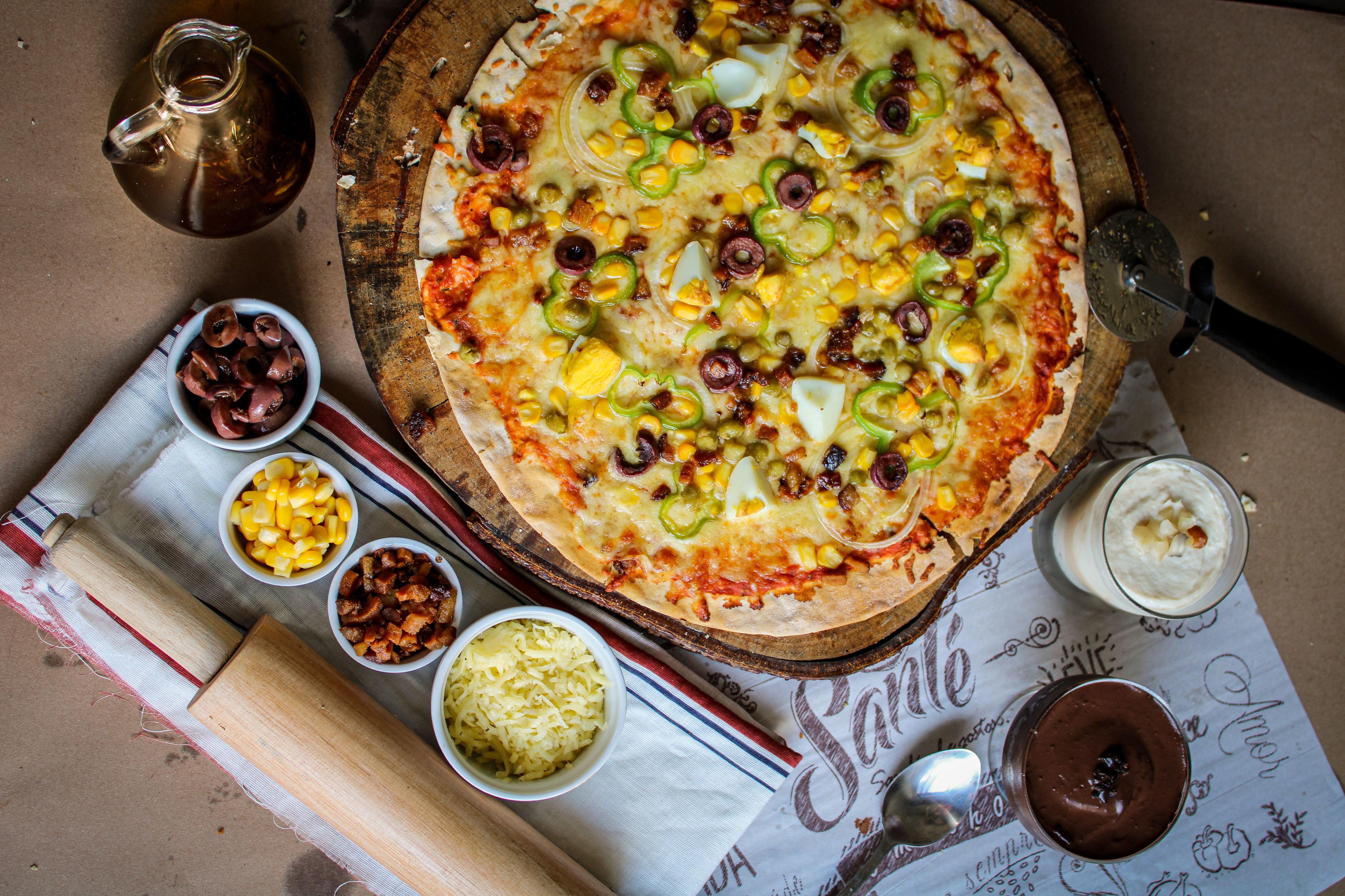 Große frisch belegte Imbiss-Tal-Pizza
